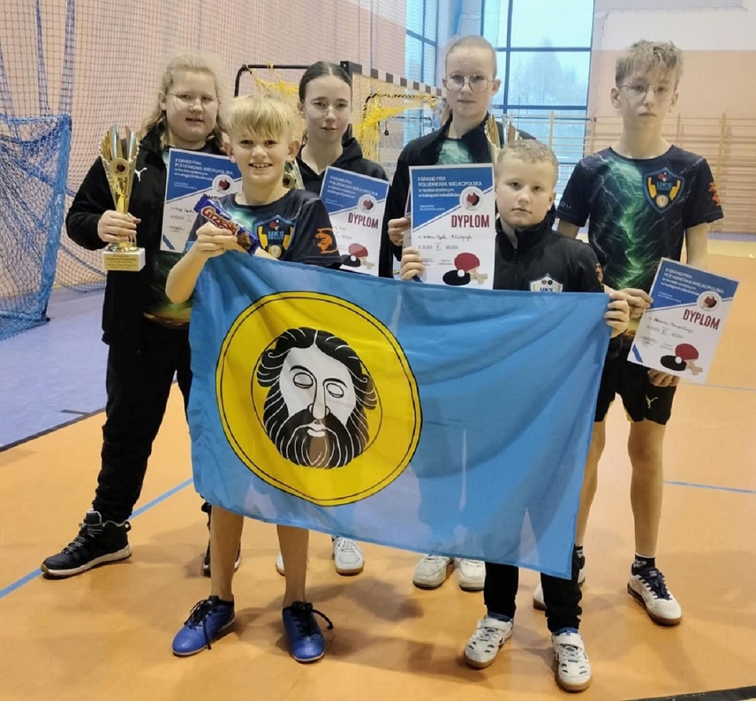 Zawodnicy klubu z medalami i dyplomami