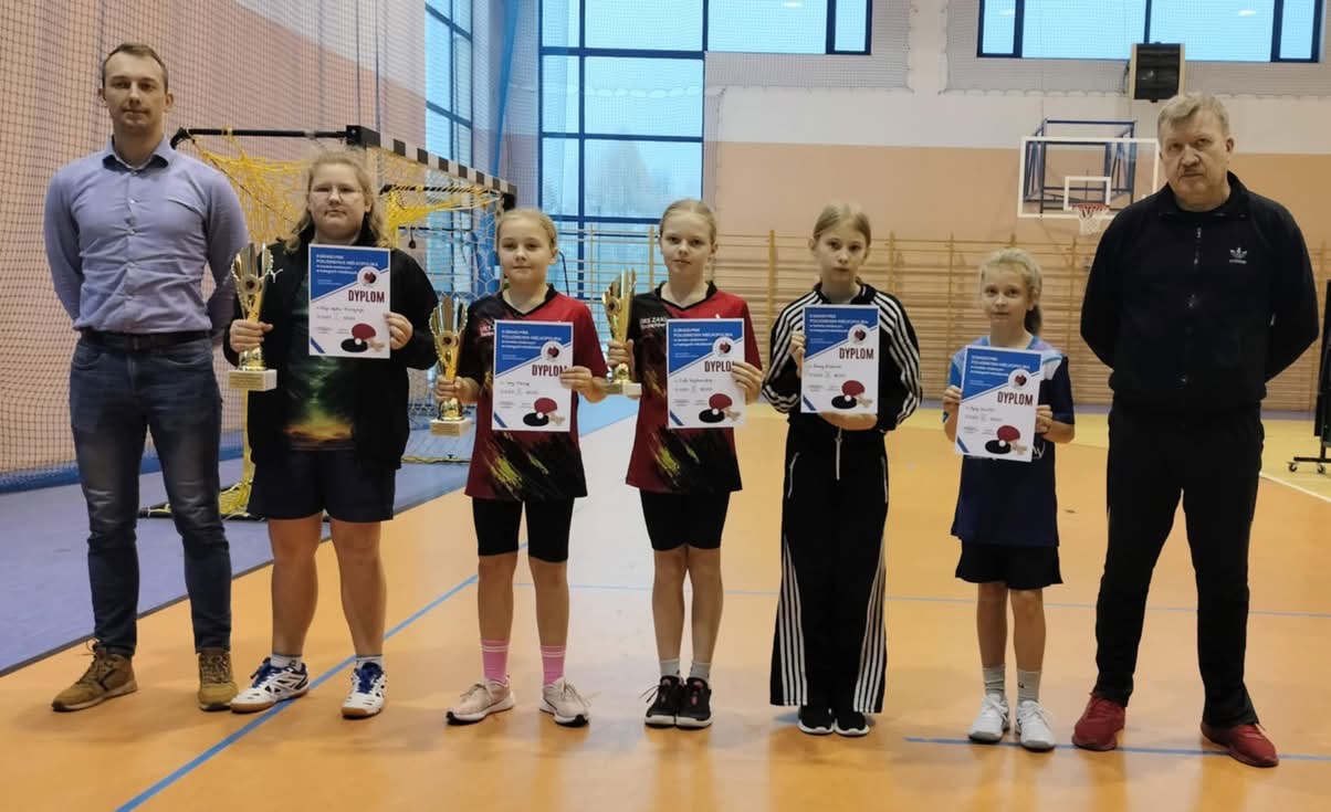 Zawodnicy klubu z medalami i dyplomami