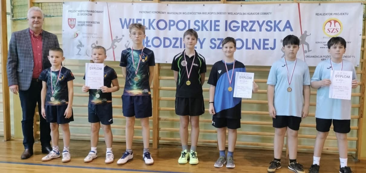 Zawodnicy klubu z medalami i dyplomami