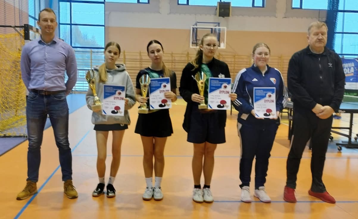 Zawodnicy klubu z medalami i dyplomami