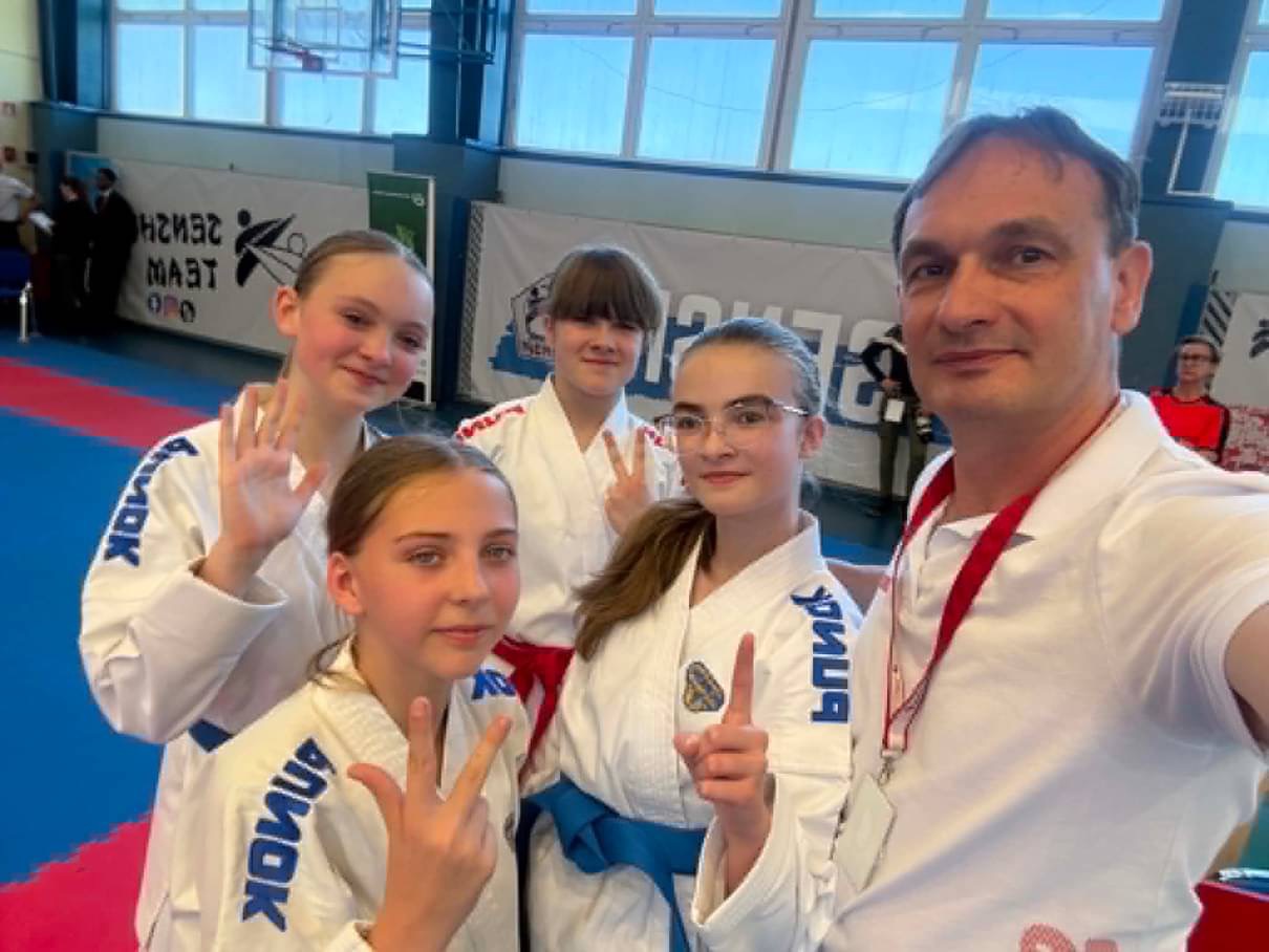 Zawodnicy klubu UKS Shodan z trenerem