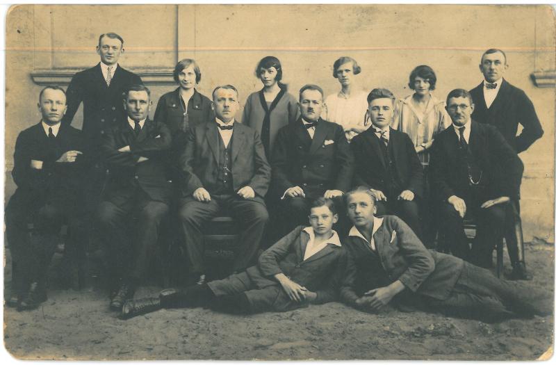 Pracownicy Urzędu Miejskiego w okresie do 1939 r. z burmistrzem Szałem.