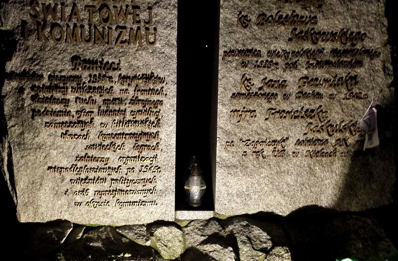 Pomnik Ofiar II Wojny Swiatowej i Komunizmu w Zdunach