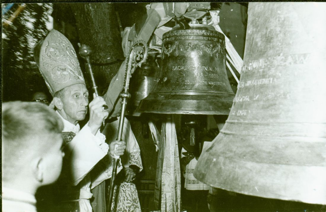 2poświęcenie nowych dzwonów przez arcybiskupa Baraniaka 16