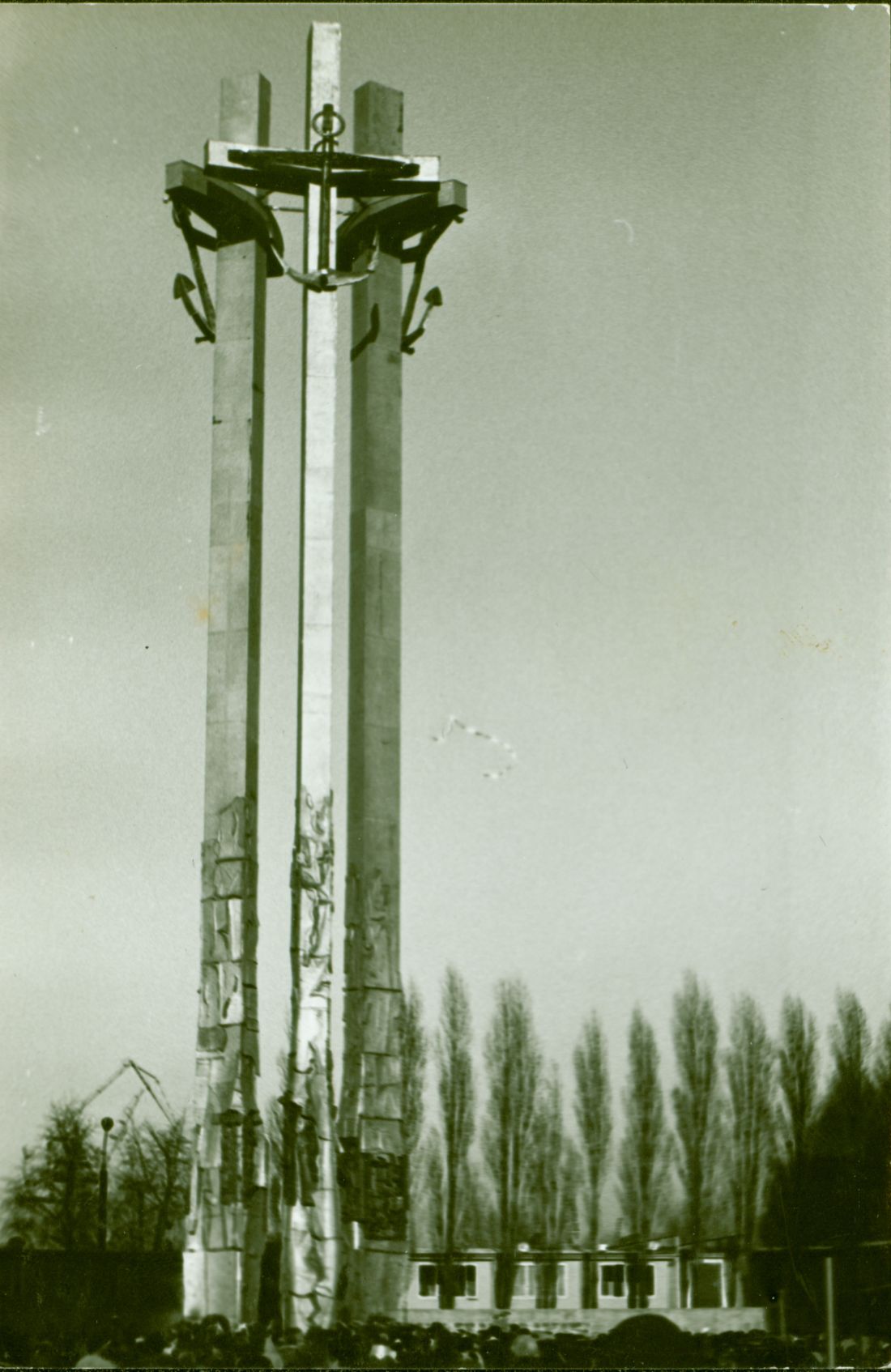 pomnik poległych stoczniowców gdańskich w roku 1979 postawiony w 1980 r